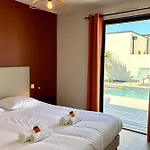 Rosemonde Pool Petanque Walk To Sleeps 8 In ヴィラ