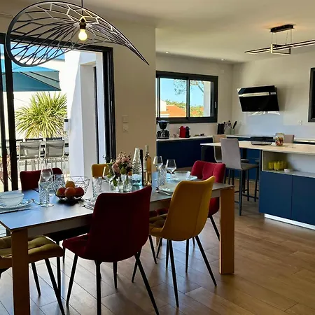 Rosemonde With Swimming Pool וילה *